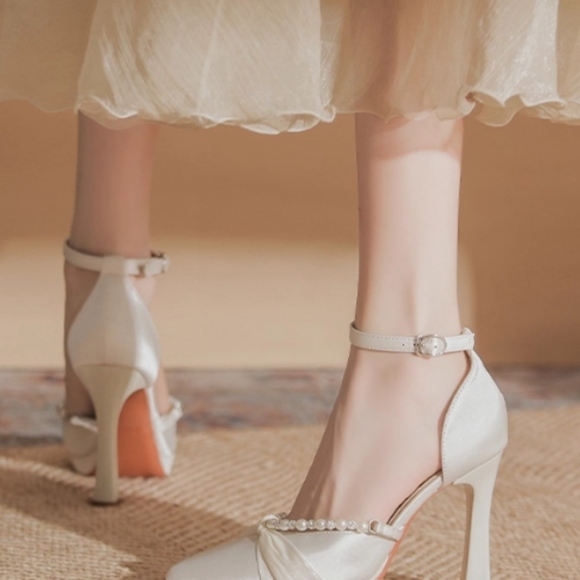 Women Shoes Heels - Picture 2 of 4